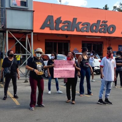 Entidades voltam a protestar contra mortes de tio e sobrinho suspeitos de furto no Atakarejo