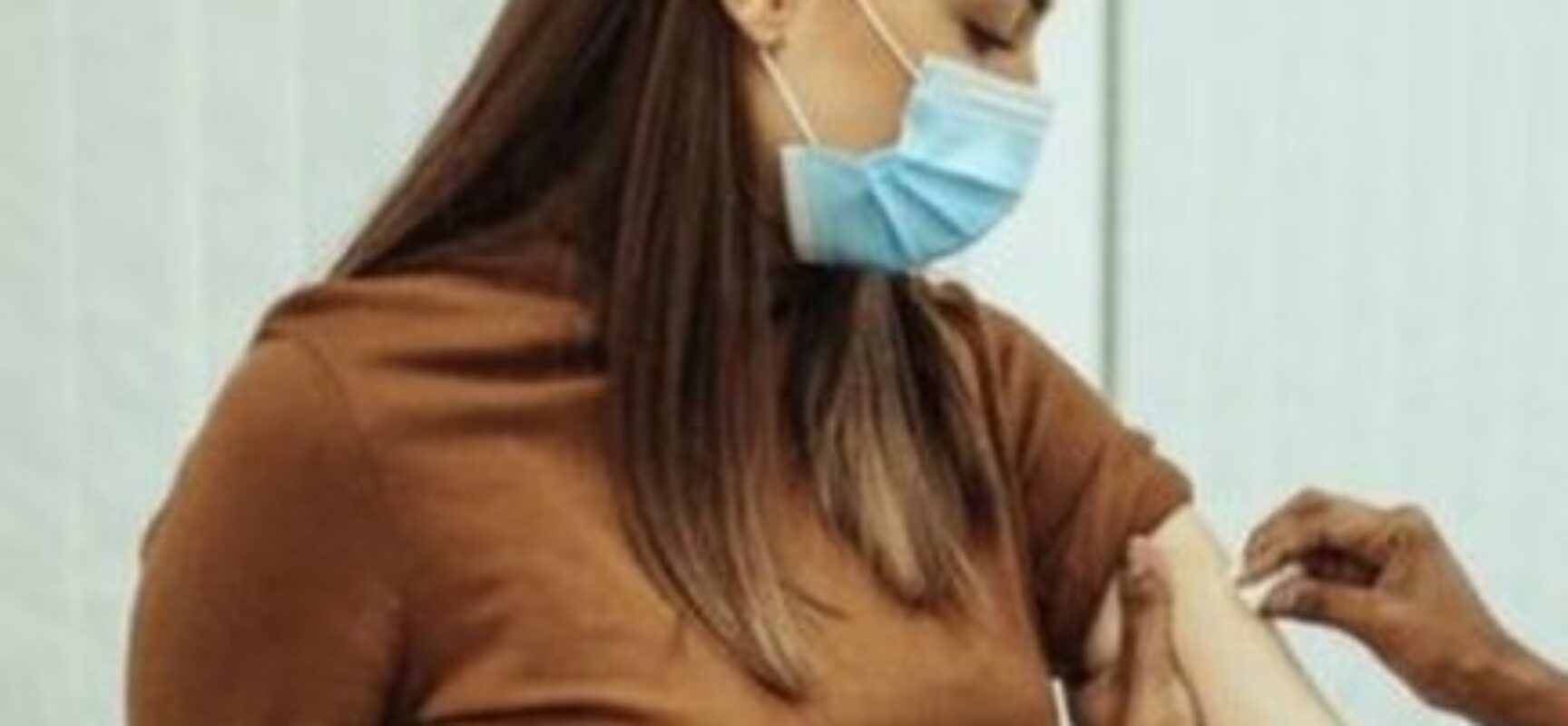 Especialistas sugerem que grávidas tomem vacina, mas evitem AstraZeneca