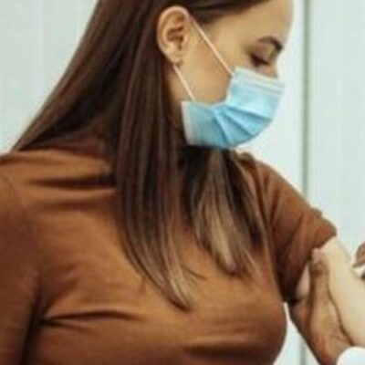 Especialistas sugerem que grávidas tomem vacina, mas evitem AstraZeneca