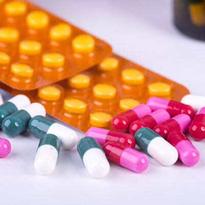 CFM aciona Justiça contra permissão para farmacêuticos prescreverem remédios