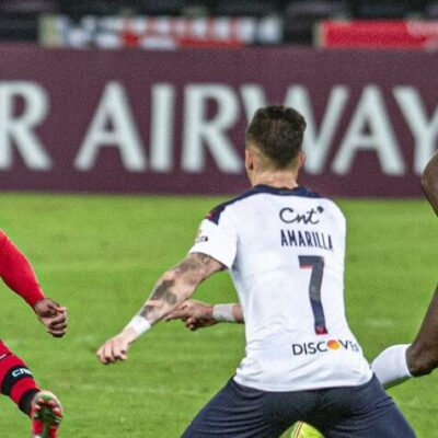 Flamengo arranca empate com LDU e se classifica na Libertadores