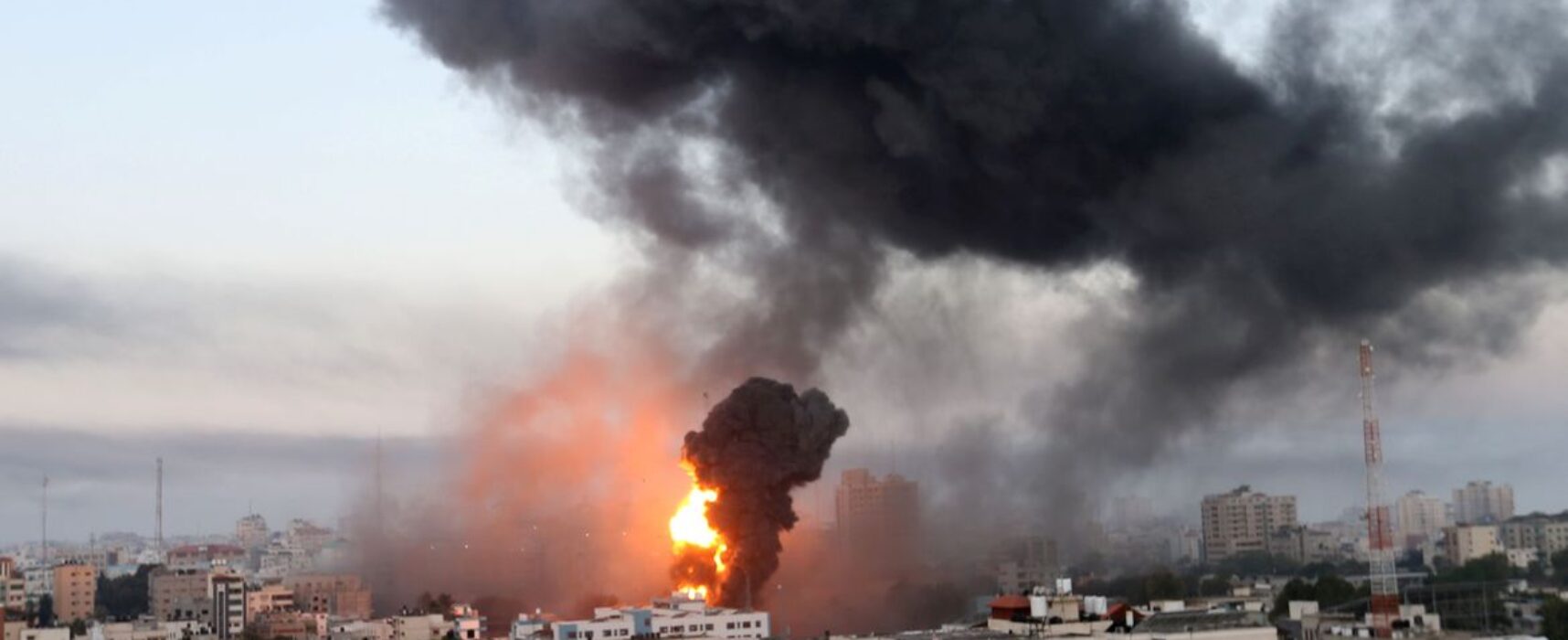 Israel destrói prédio em Gaza que abrigava escritórios de imprensa