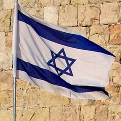 Israel destrói prédio em Gaza que abrigava escritórios de imprensa