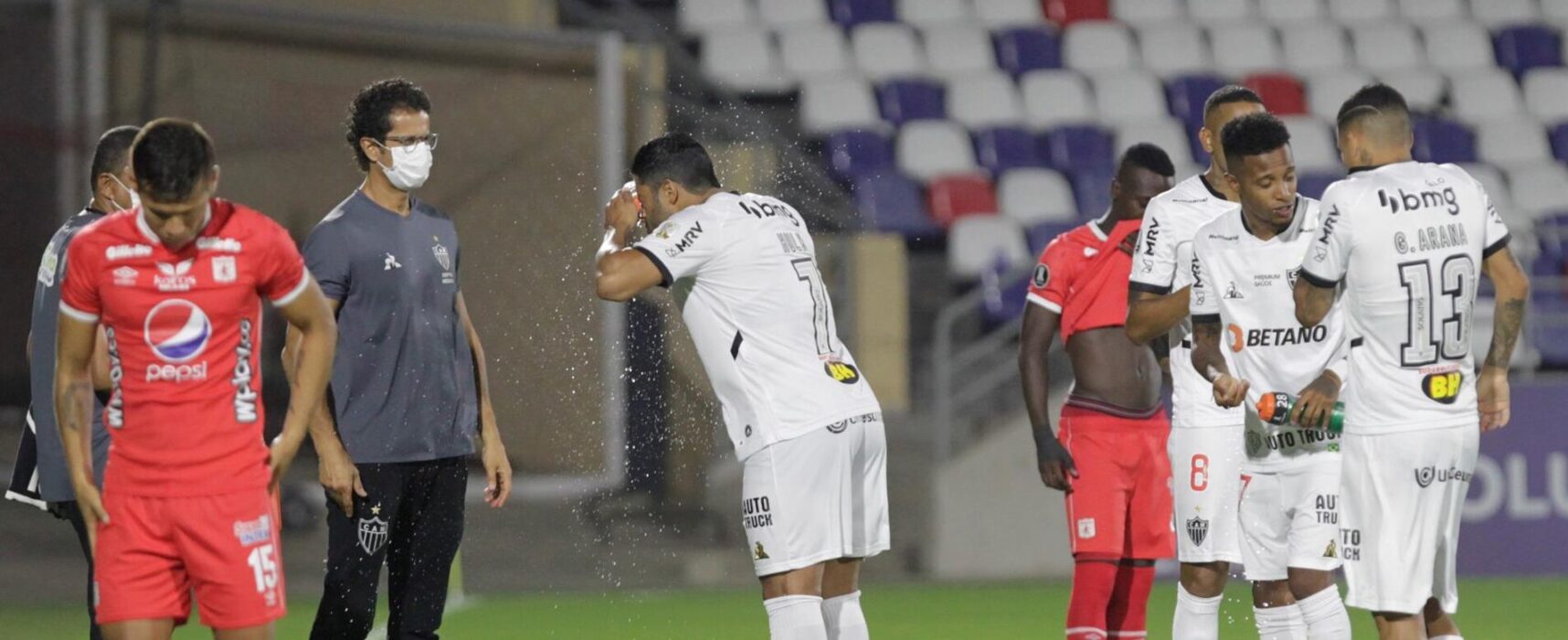 Jogo do Atlético-MG na Colômbia é paralisado por gás lacrimogênio de protestos