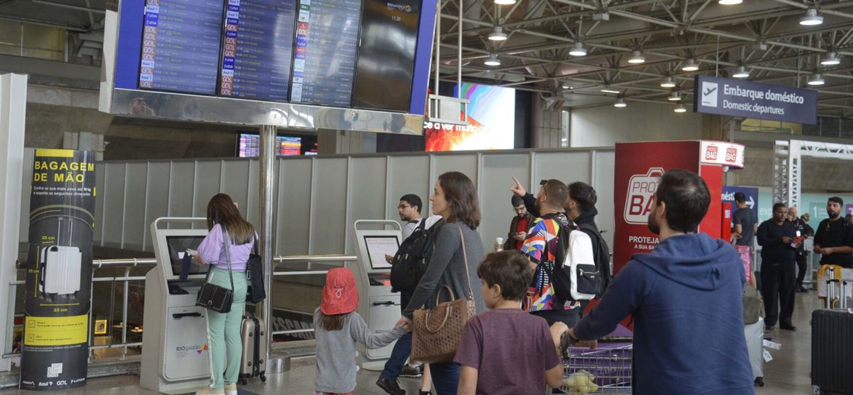 Juiz considera ilegal obrigação de isolamento de viajantes do Brasil