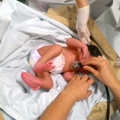 Primeiro bebê a nascer em 2025 na rede pública da Bahia é um menino