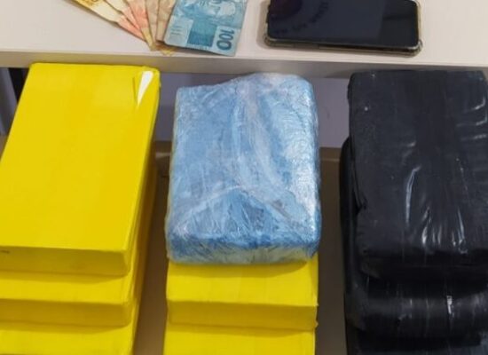 Polícia localiza 7 kg de pasta-base de cocaína enterrados no fundo de bar