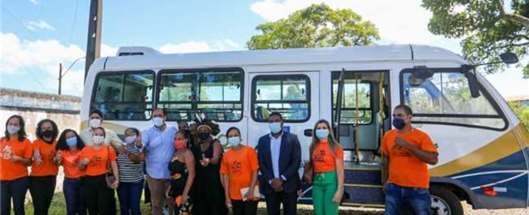 Prefeito Mário Alexandre entrega micro-ônibus à secretaria de Desenvolvimento Social