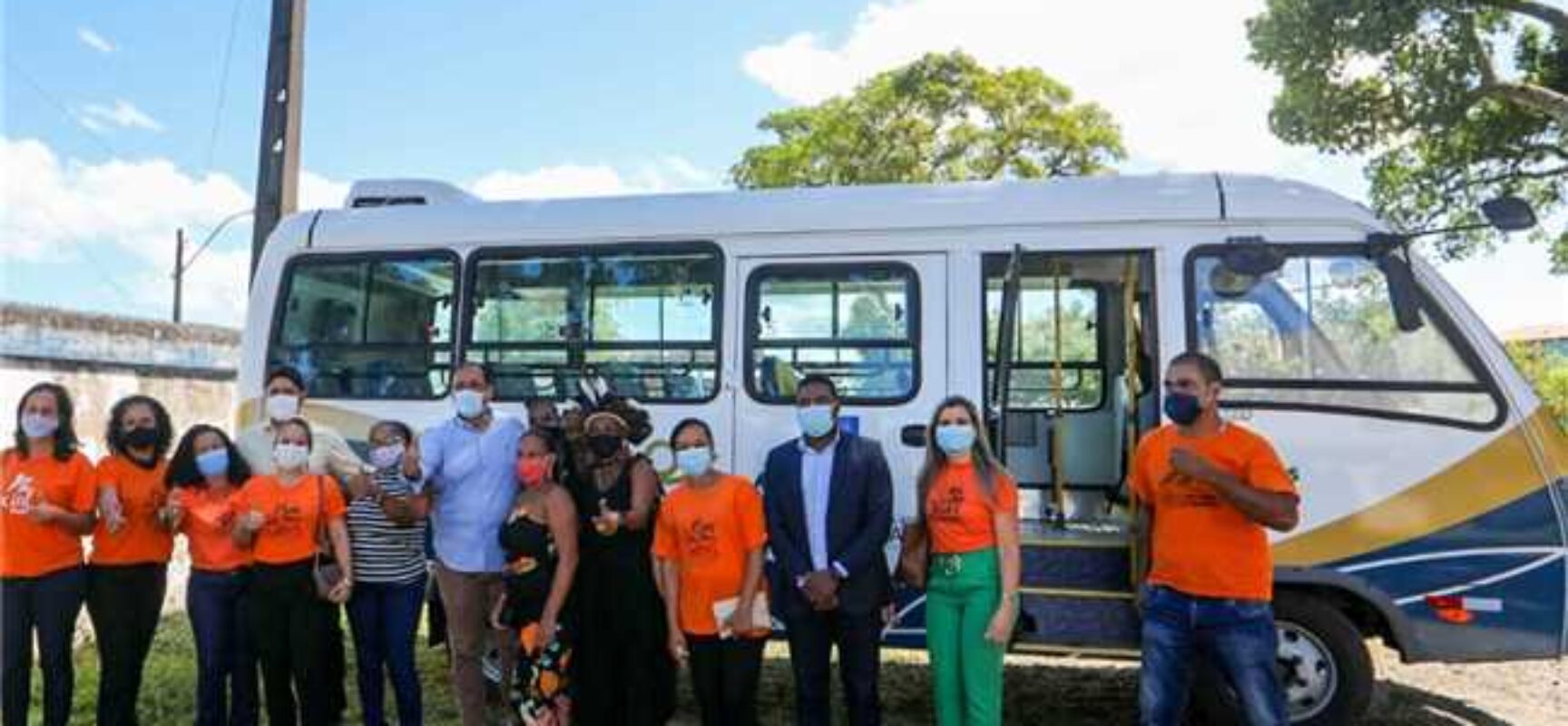 Prefeito Mário Alexandre entrega micro-ônibus à secretaria de Desenvolvimento Social