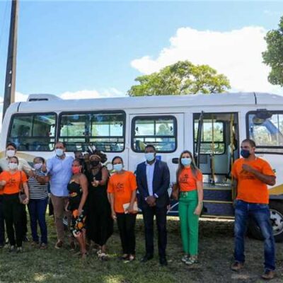 Prefeito Mário Alexandre entrega micro-ônibus à secretaria de Desenvolvimento Social