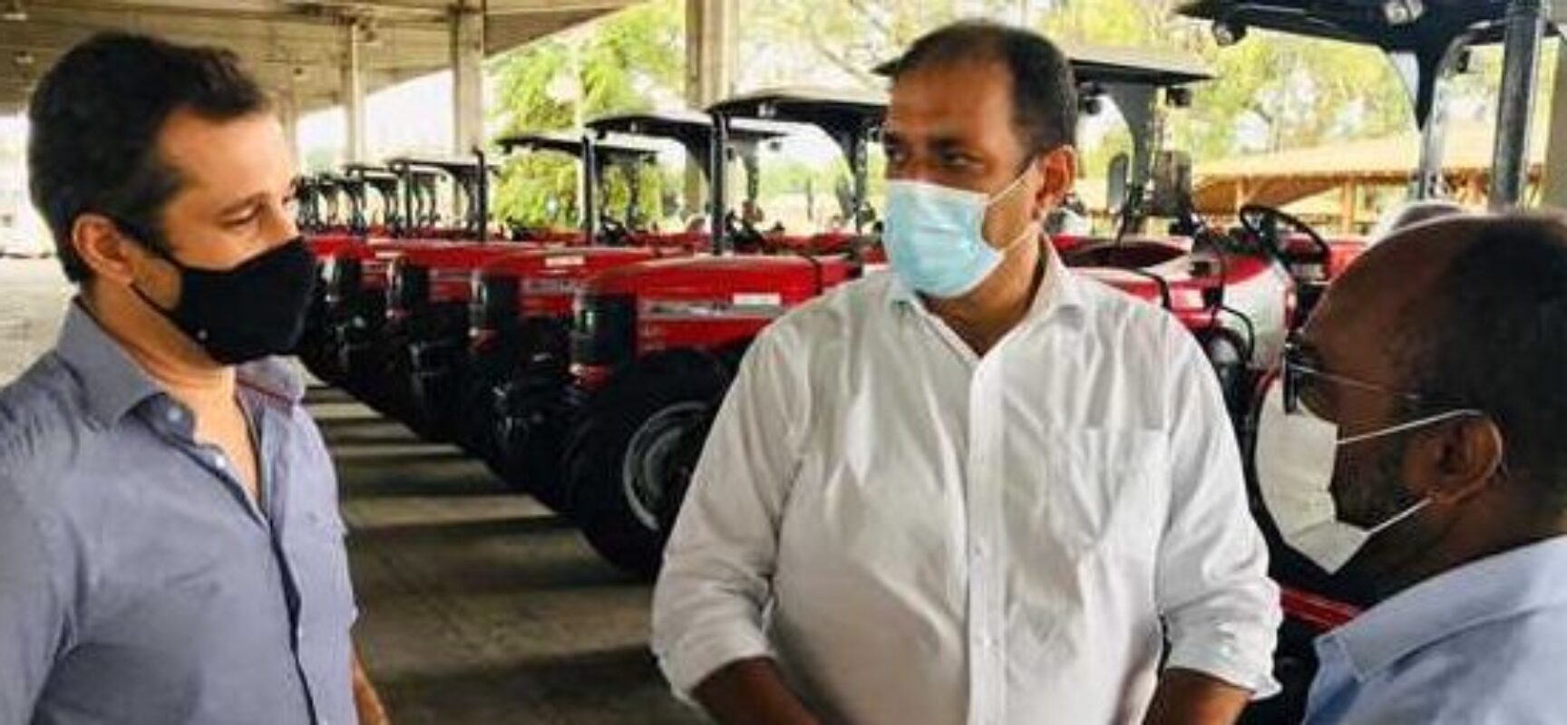 Prefeito recebe tratores para fomentar agricultura familiar em Ilhéus