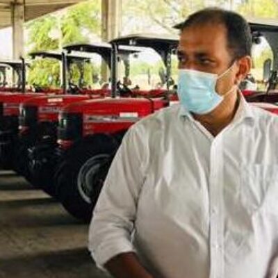 Prefeito recebe tratores para fomentar agricultura familiar em Ilhéus