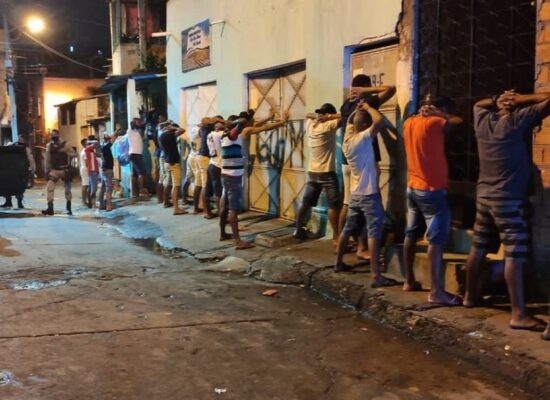 Salvador: Prefeitura encerra ‘paredão’ com 2 mil pessoas em Arenoso