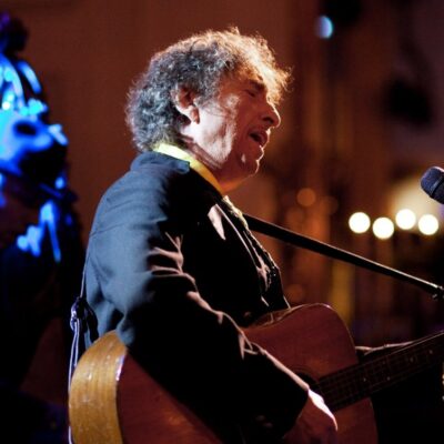 Único ser humano premiado com Nobel, Pulitzer e Oscar, Bob Dylan completa 80 anos