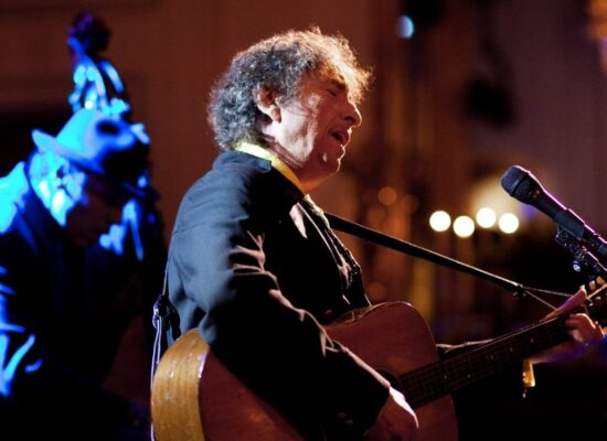 Único ser humano premiado com Nobel, Pulitzer e Oscar, Bob Dylan completa 80 anos
