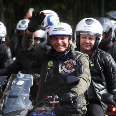 Bolsonaro participa de ato com motociclistas pelas ruas de São Paulo