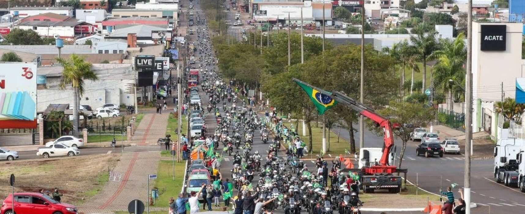 Bolsonaro participa de motociata em Chapecó e volta a causar aglomeração