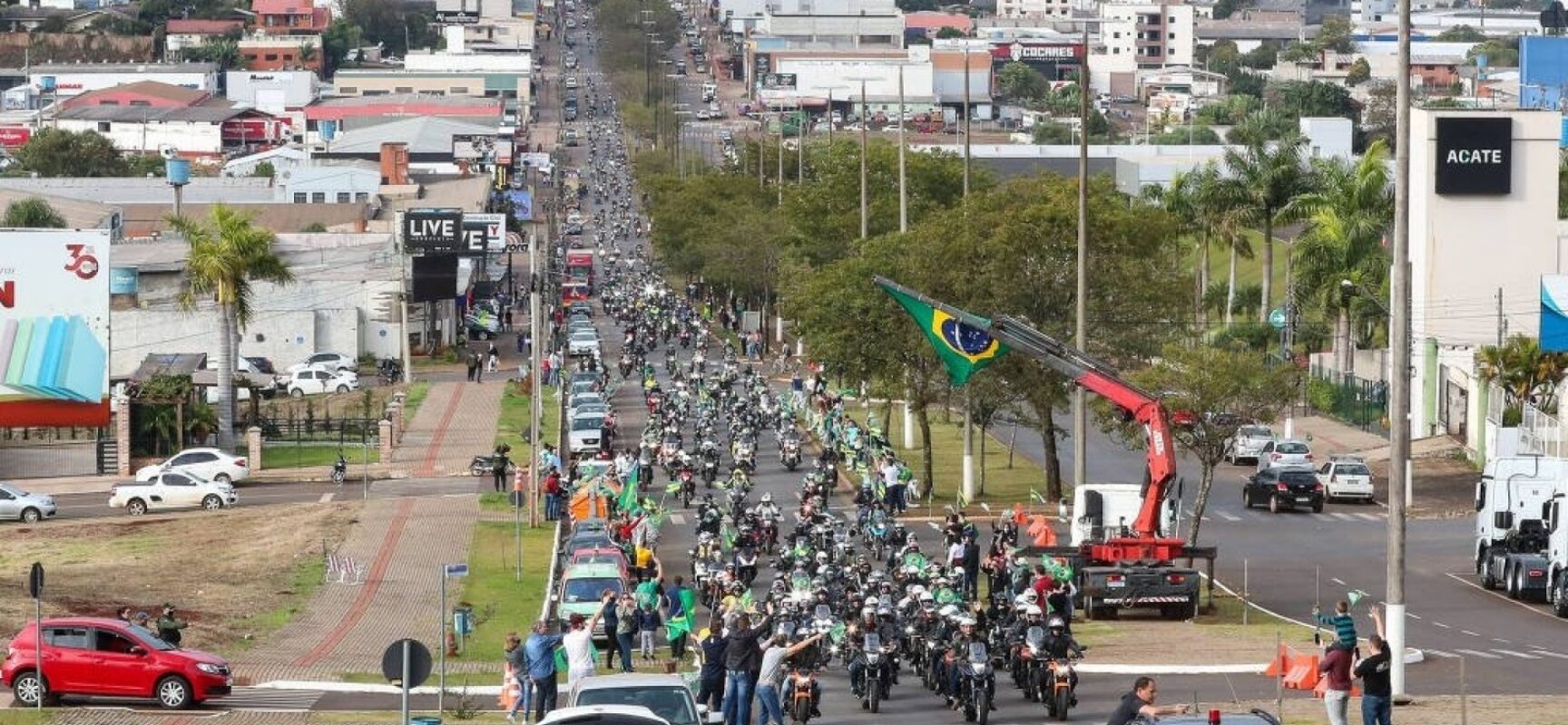 Bolsonaro participa de motociata em Chapecó e volta a causar aglomeração