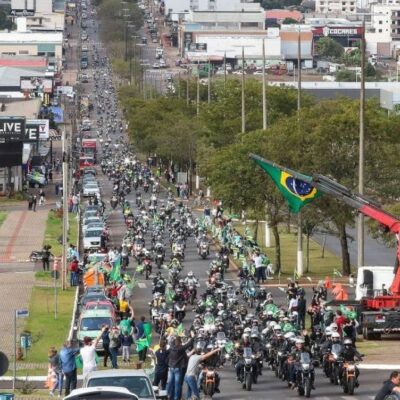 Bolsonaro participa de motociata em Chapecó e volta a causar aglomeração