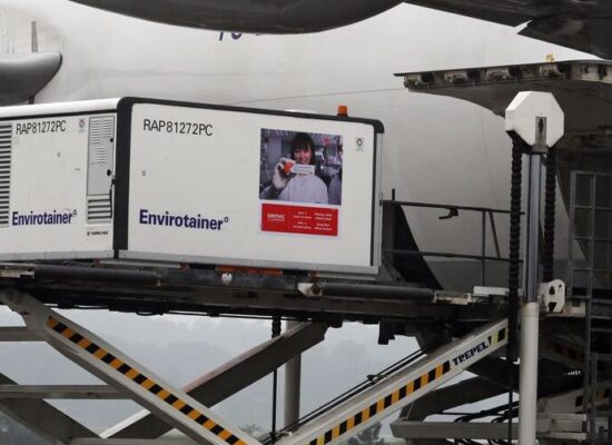 Chega em São Paulo avião com 6 mil litros de IFA para o Butantan