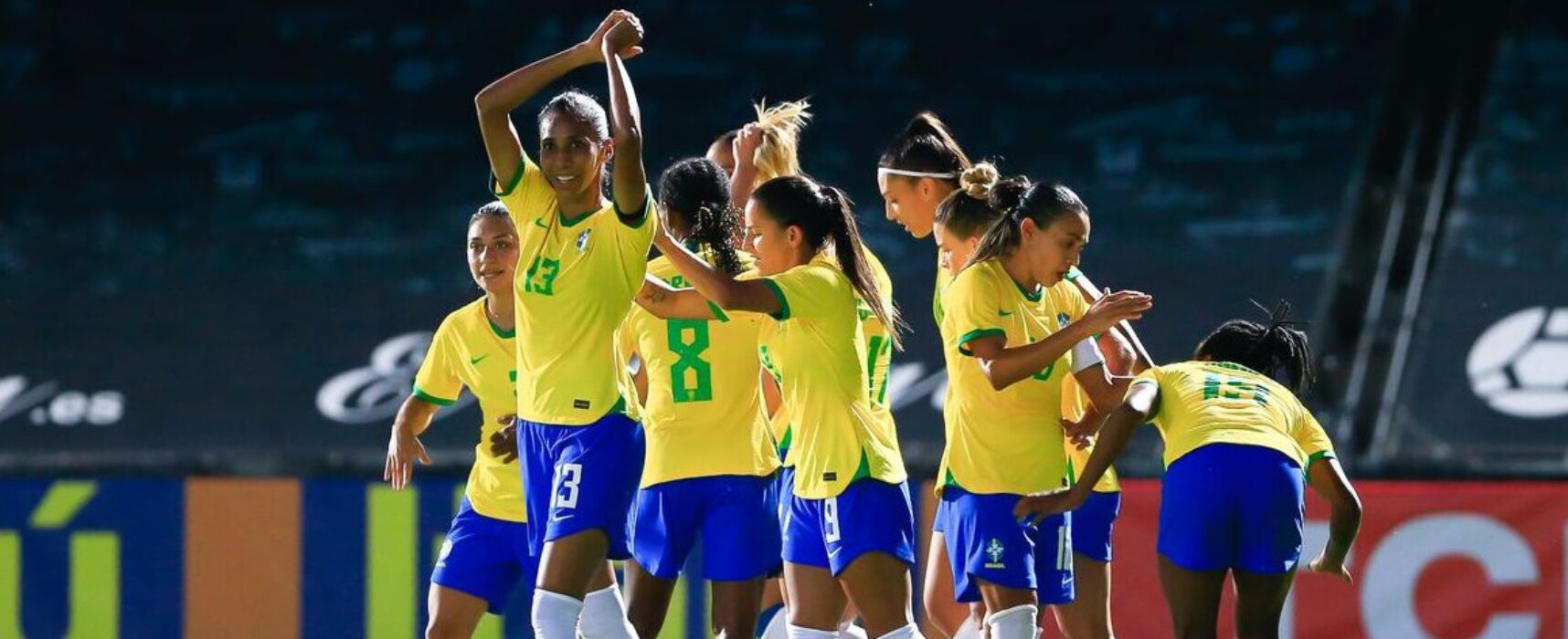 Com manifesto contra assédio, seleção bate Rússia em amistoso