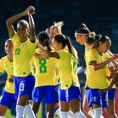 Com manifesto contra assédio, seleção bate Rússia em amistoso