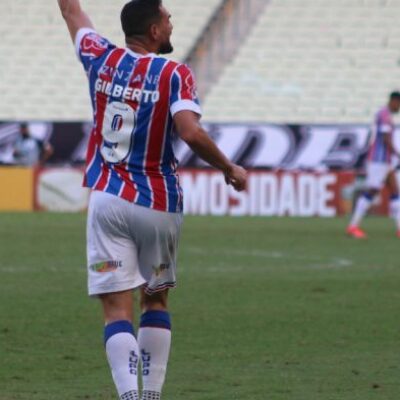 Gilberto brilha e Bahia vence Ceará de virada na Arena Castelão