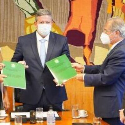 Lira recebe de Paulo Guedes o segundo projeto de lei da reforma tributária