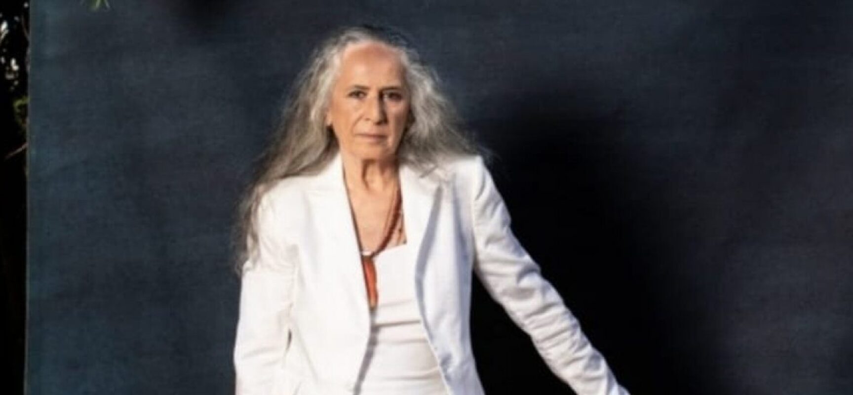 Maria Bethânia faz 75 anos e anuncia nova música: ‘A flor encarnada’