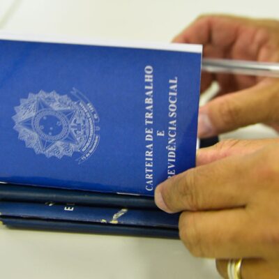 Menos da metade das pessoas em idade de trabalhar estão ocupadas