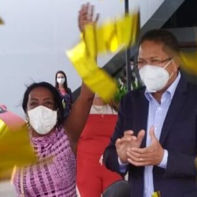 Microempresária recebeu a dose 100 mil no  drive-thru noturno realizado hoje em Itabuna