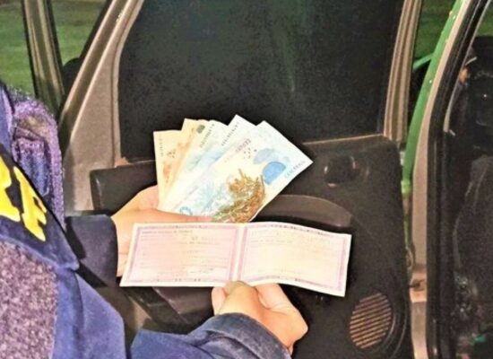 Motorista sem CNH tenta subornar policiais com R$ 200 e acaba preso