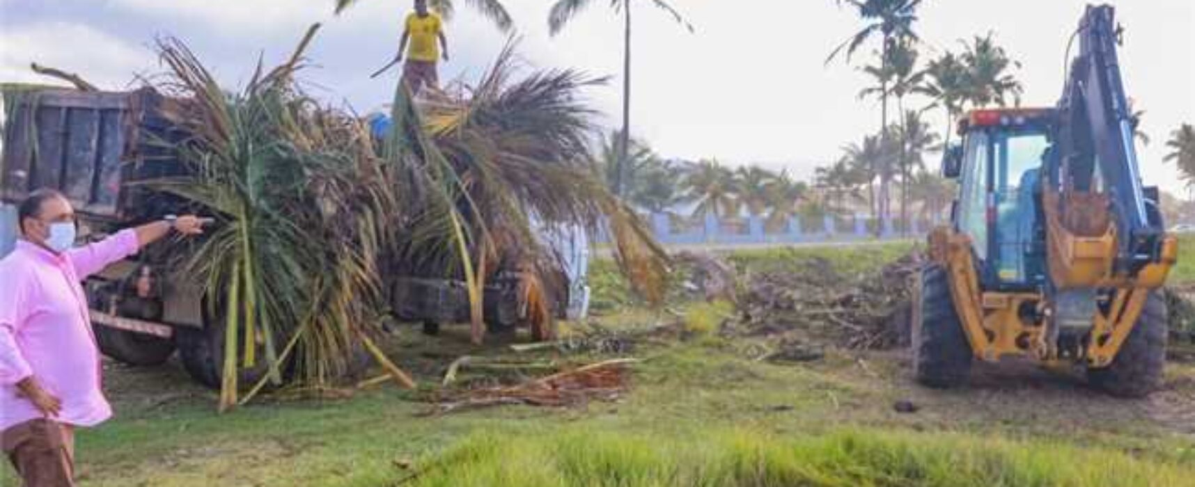 Prefeito acompanha limpeza e manutenção das praias do litoral sul de Ilhéus