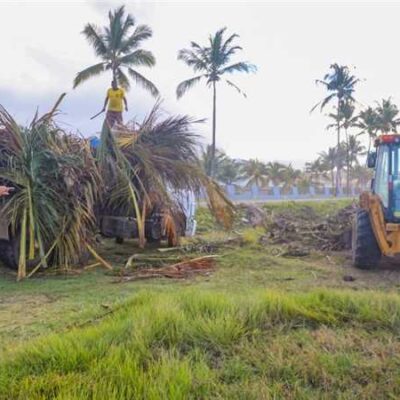 Prefeito acompanha limpeza e manutenção das praias do litoral sul de Ilhéus