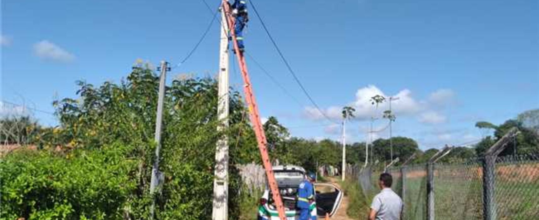 Prefeitura de Ilhéus implanta 21 novos postes de iluminação nas zonas urbana e rural da cidade