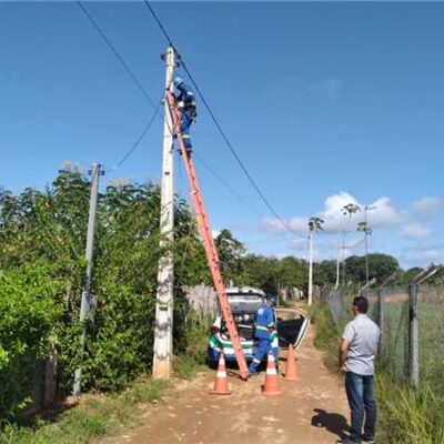Prefeitura de Ilhéus implanta 21 novos postes de iluminação nas zonas urbana e rural da cidade