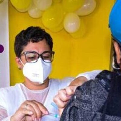 Aplicação da 1ª e 2ª dose segue nesta quinta (30); idosos e imunossuprimidos recebem dose de reforço