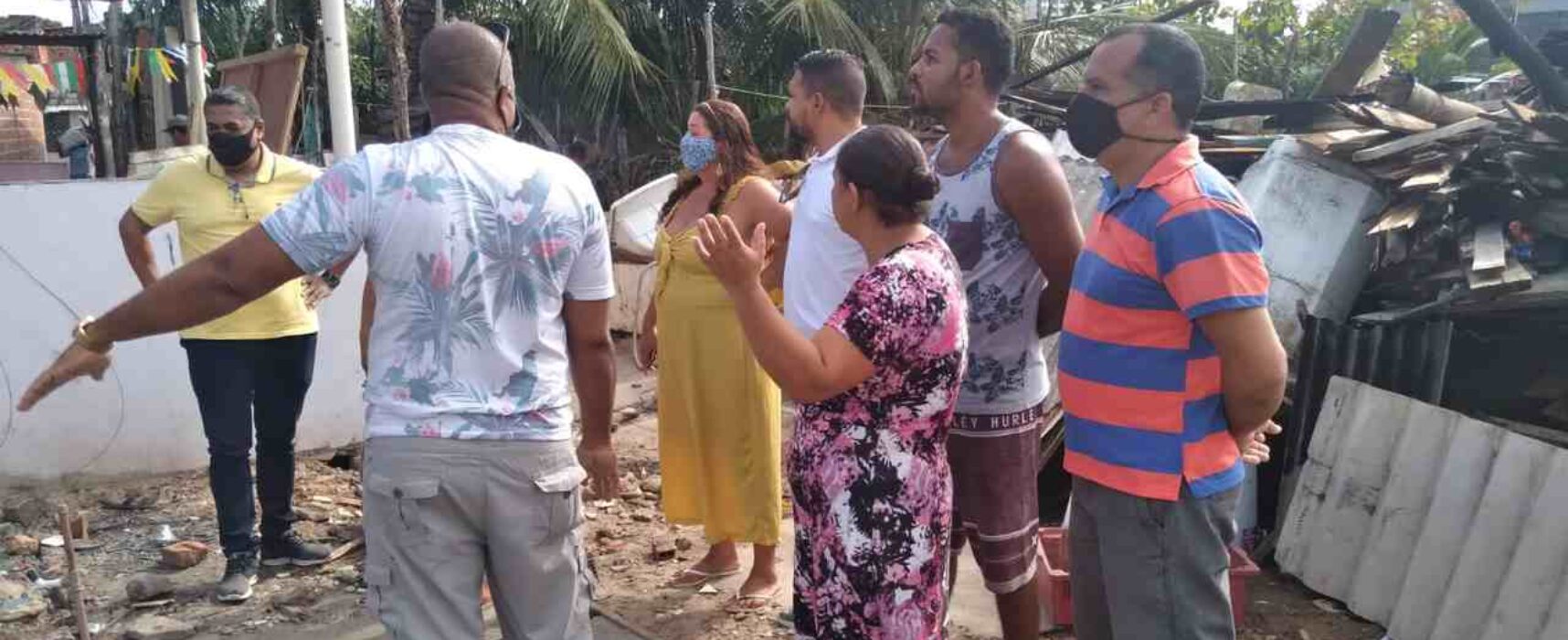 A pedido de Jerbson, prefeito vai avaliar danos em barracos atingidos por incêndio no Cominho