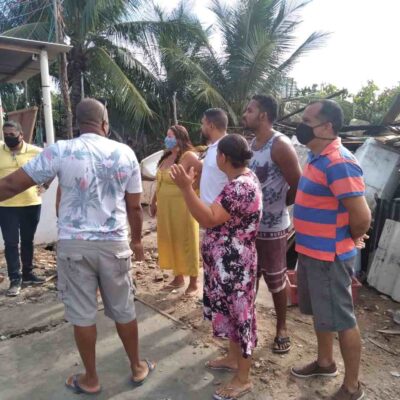 A pedido de Jerbson, prefeito vai avaliar danos em barracos atingidos por incêndio no Cominho