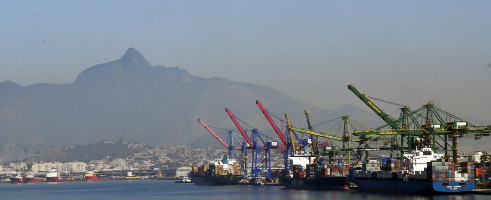 AEB prevê aumento das exportações e importações e superávit recorde