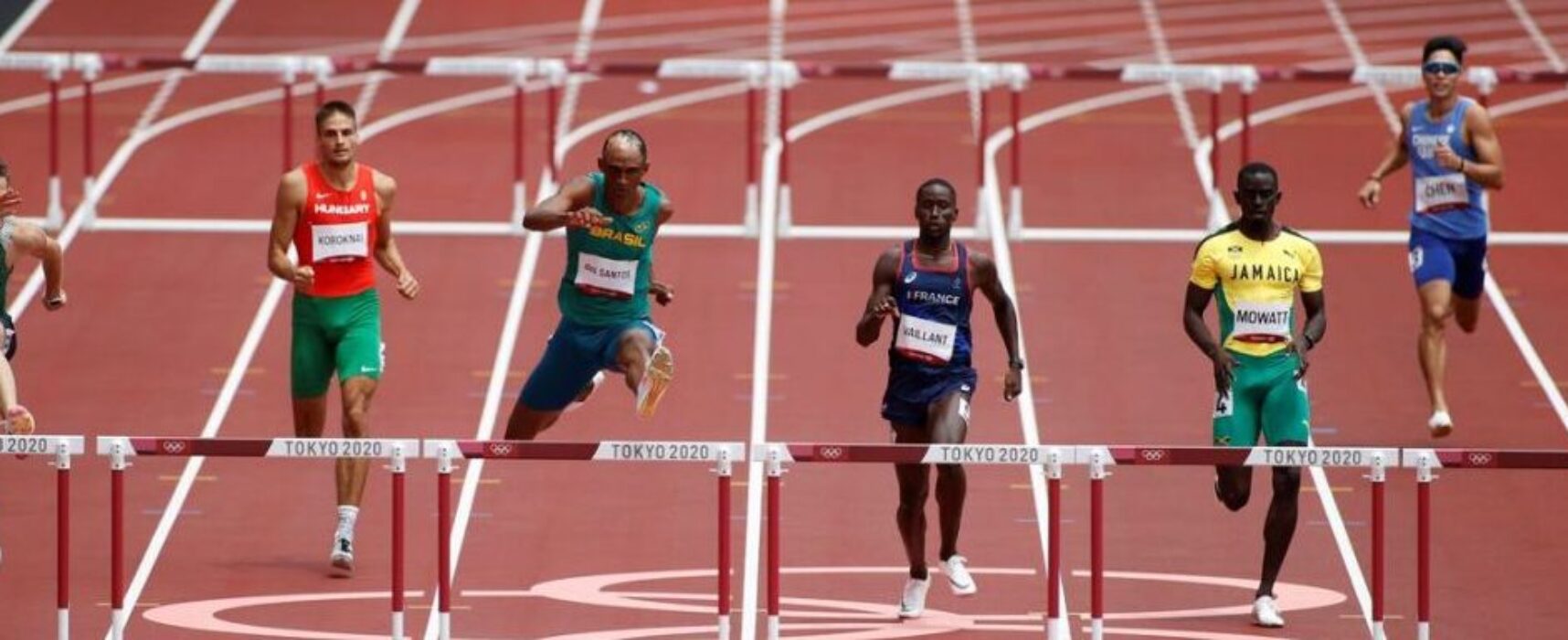Alison dos Santos brilha nas eliminatórias dos 400 m com barreiras