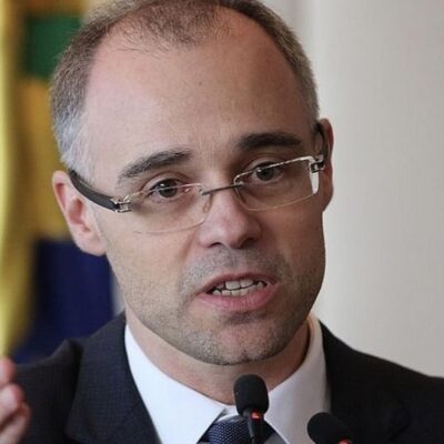 Bolsonaro confirma indicação de André Mendonça para STF no lugar de Marco Aurélio