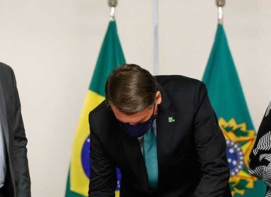 Bolsonaro sanciona programa de combate à violência contra a mulher