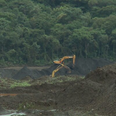 Bombeiros encontram locomotiva usada pela Vale em Brumadinho