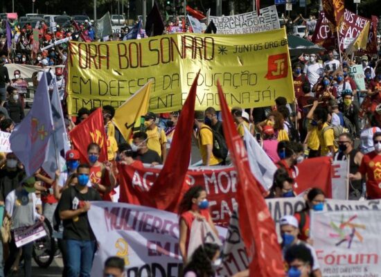 Cidades brasileiras têm atos contra corrupção e por mais vacinas