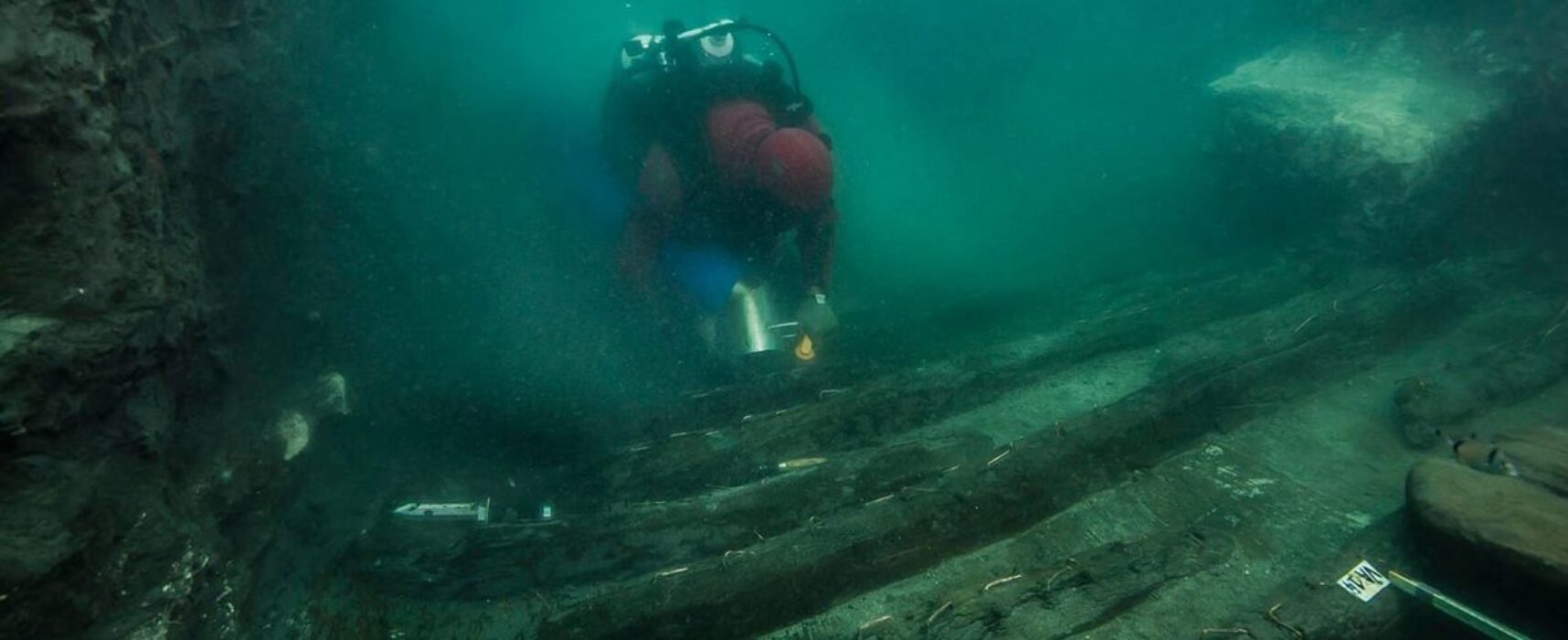 Egito encontra antigo navio militar e covas gregas em cidade submersa