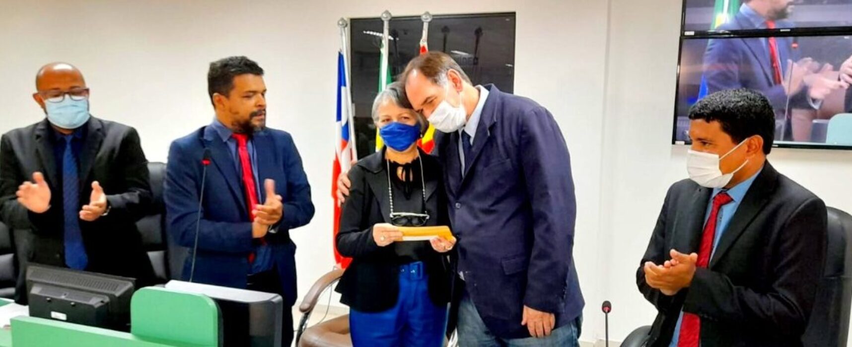 Em ato simbólico, cartão alimentação é entregue à servidora com mais tempo de serviço na Câmara