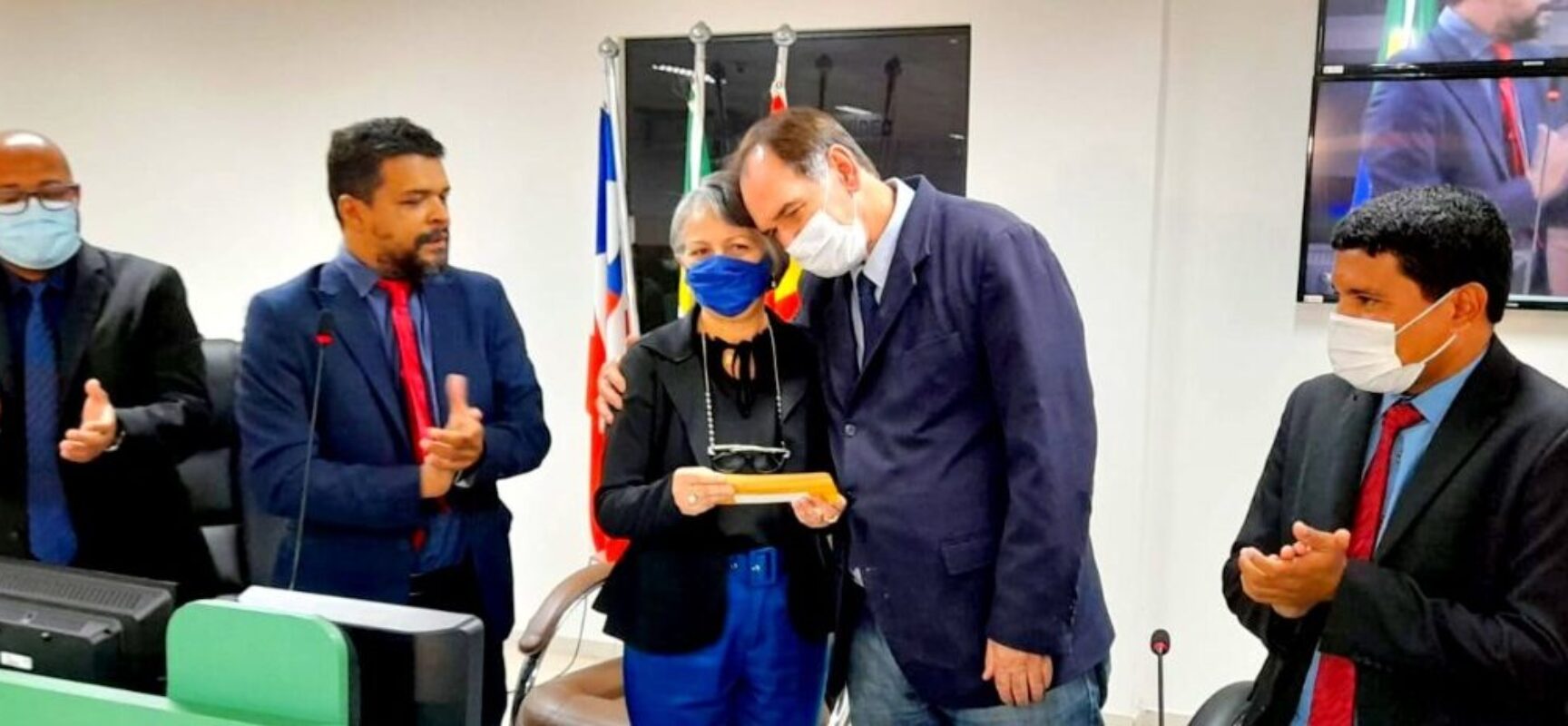 Em ato simbólico, cartão alimentação é entregue à servidora com mais tempo de serviço na Câmara