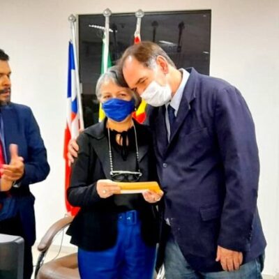 Em ato simbólico, cartão alimentação é entregue à servidora com mais tempo de serviço na Câmara