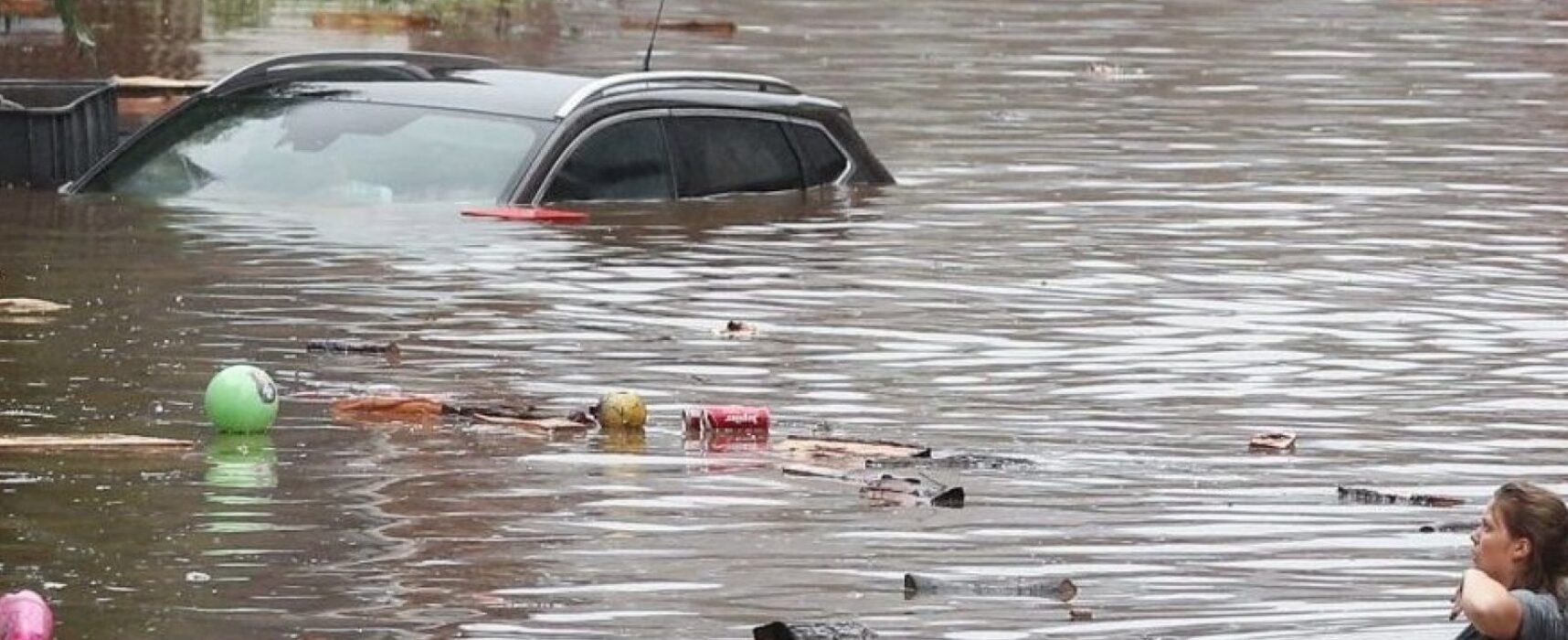 Grande volume de chuva causa enchentes, destruição e mortes na Europa